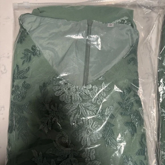 Elegant Green Maxi Dress with Lace Detail - Picture 3 of 3